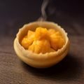 内容编辑陈墨的头像照片，深色背景职业形象照，微笑表情专业感强